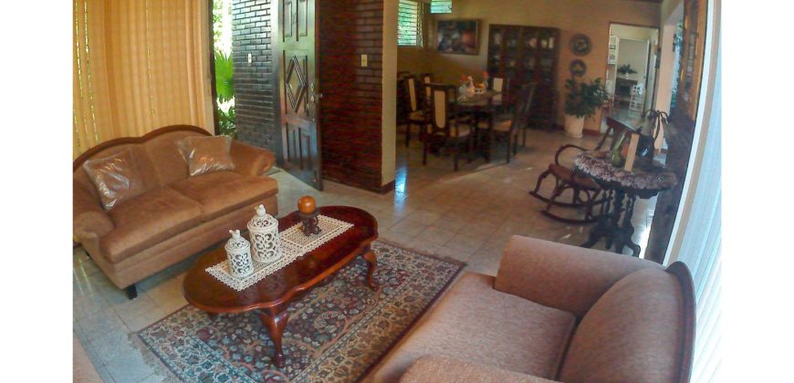 Casa en venta en Los Robles Managua