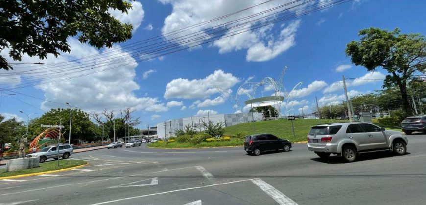 Plaza Comercial en Venta en Rotonda El Güegüense, Managua