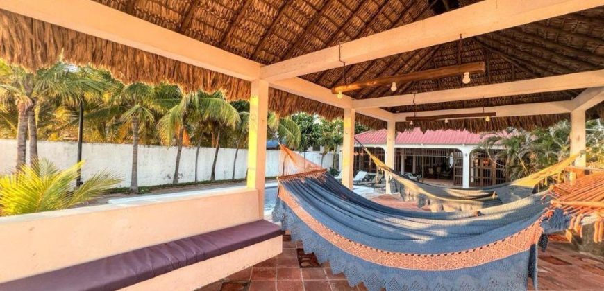 Venta de Casa Frente al Mar en Playa Las Peñitas, León