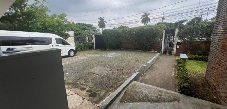 Casa en Venta en Bolonia, Managua – Amplia Propiedad Ideal para Negocios o Vivienda