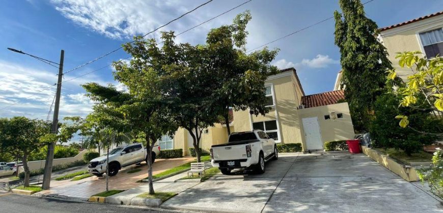 Casa en Venta en Condominio Santa Catalina Managua