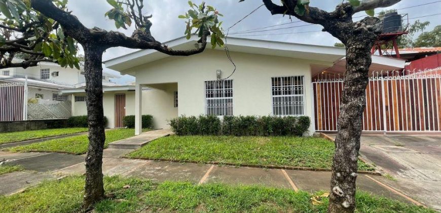 Casa en Venta en Urbanización Lomas de San Ángel, Managua